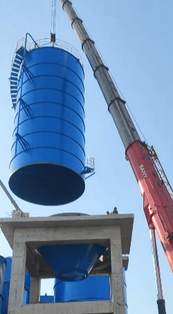 阅水环境400方石灰、纯碱投加项目完成料仓吊装